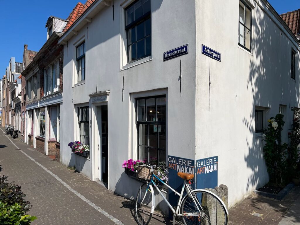 Galerie Nakai in de namiddag met ene fiets